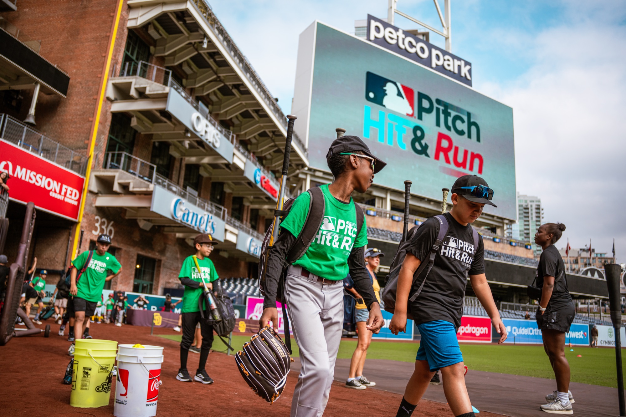 MLB Pitch Hit Run walk-out