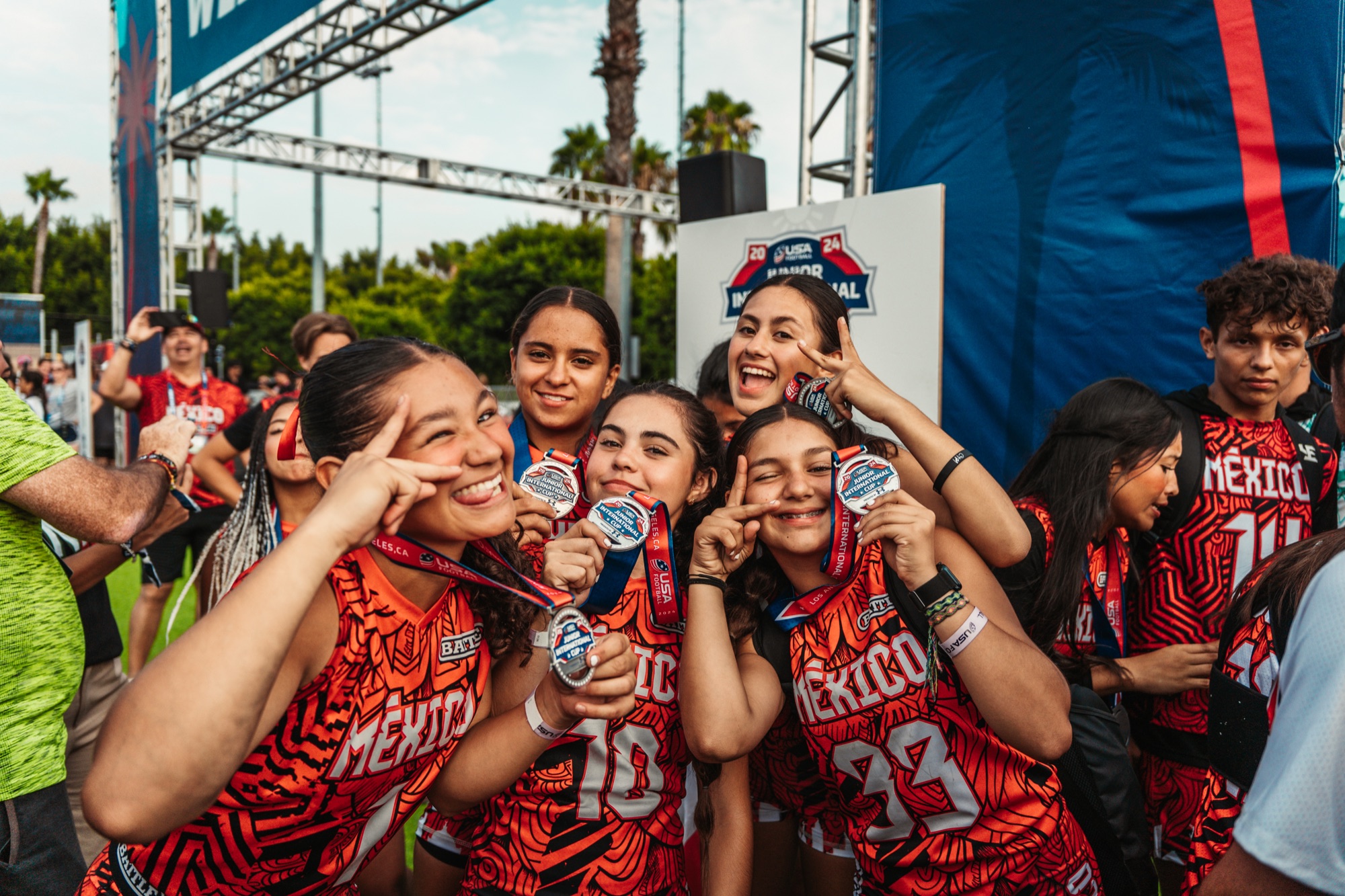 Team México celebrando con medallas